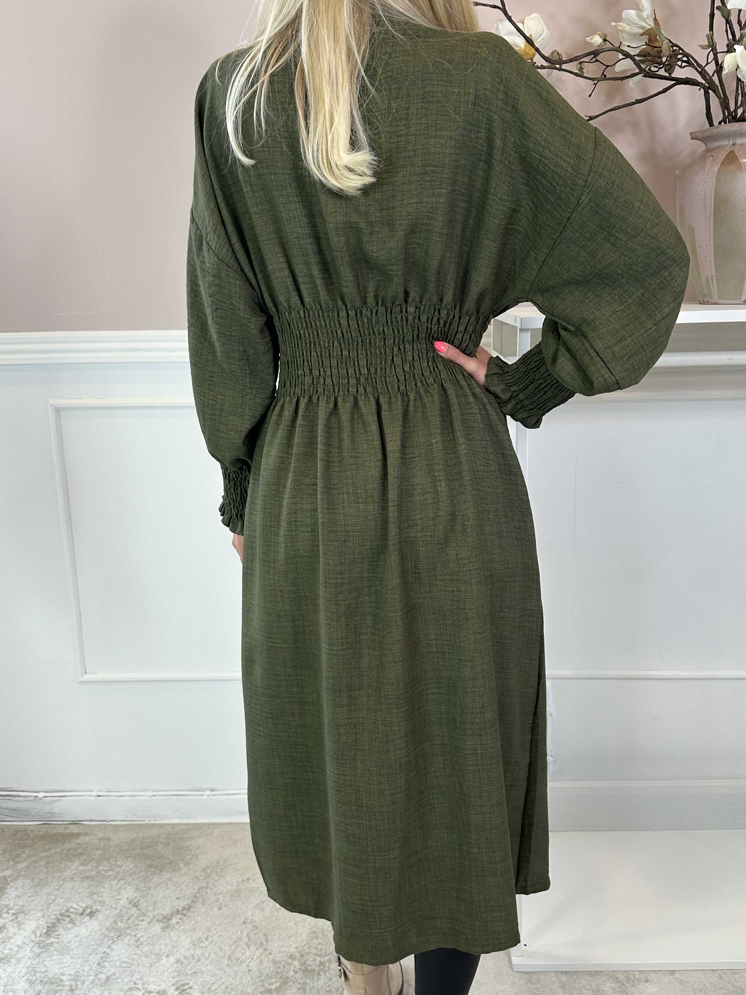 Samara - Söt klänning med smock och knappar